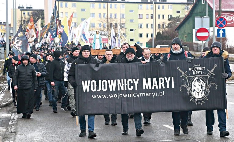 	Spotkanie rozpoczęło się procesją różańcową.