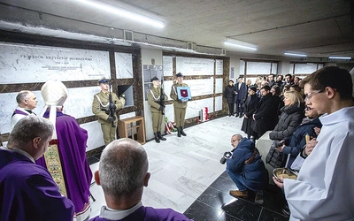 	Uroczystościom pogrzebowym przewodniczył kard. Kazimierz Nycz.