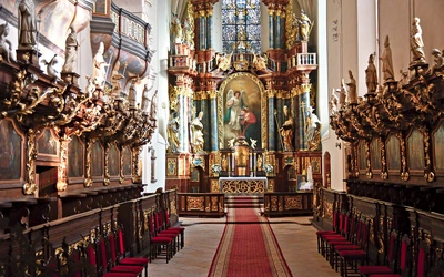 	Ołtarz główny i prezbiterium już  po renowacji.