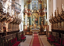 	Ołtarz główny i prezbiterium już  po renowacji.