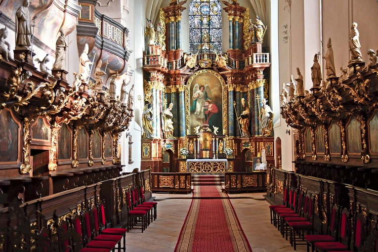 	Ołtarz główny i prezbiterium już  po renowacji.