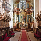 	Ołtarz główny i prezbiterium już  po renowacji.