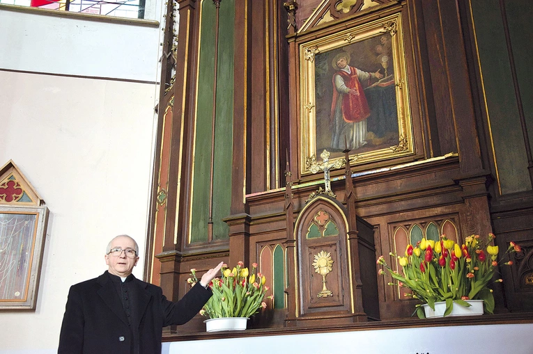 	Ks. Szymon Mucha obok ołtarza, przy którym modlą się pary.