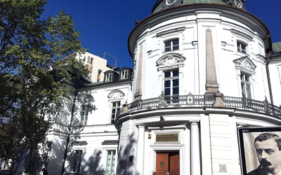	Główna siedziba mieści się w Pałacu Przebendowskich/Radziwiłłów.
