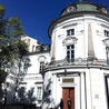 	Główna siedziba mieści się w Pałacu Przebendowskich/Radziwiłłów.