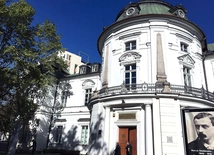 	Główna siedziba mieści się w Pałacu Przebendowskich/Radziwiłłów.