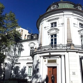 	Główna siedziba mieści się w Pałacu Przebendowskich/Radziwiłłów.
