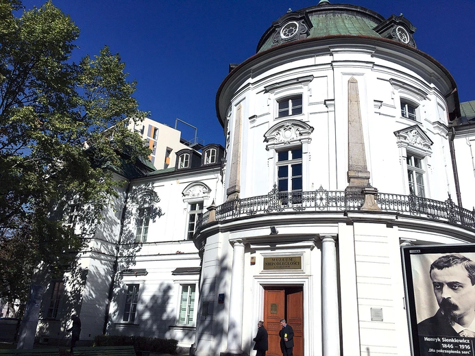 	Główna siedziba mieści się w Pałacu Przebendowskich/Radziwiłłów.