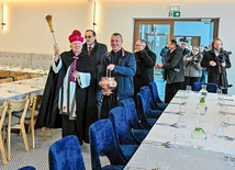 Sala restauracyjna pomieści tłum gości.
