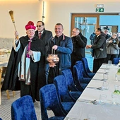Sala restauracyjna pomieści tłum gości.