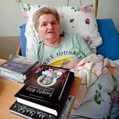 Pani Ula z książką o św. Ricie, otrzymaną od muzyka. 