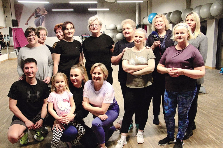 – Cieszę się, że treningi prowadzą osoby doświadczone w pracy z pacjentami onkologicznymi – mówi Ula Smok (po lewej, w szarej bluzce i okularach).