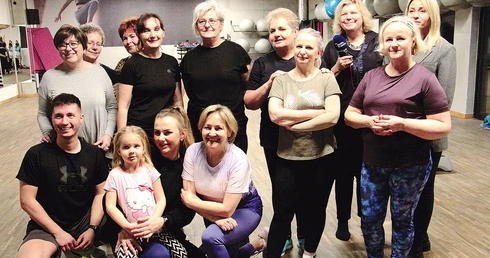 – Cieszę się, że treningi prowadzą osoby doświadczone w pracy z pacjentami onkologicznymi – mówi Ula Smok (po lewej, w szarej bluzce i okularach).