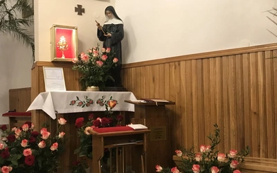 Przy relikwiach świętej zawsze są róże.