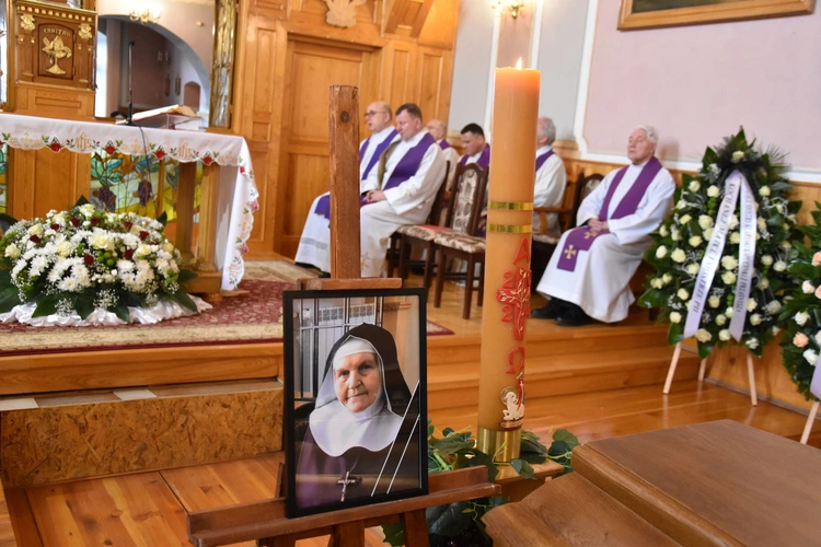 Przasnysz. Pogrzeb s. Marii Pii od Eucharystii