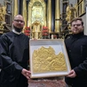 Mirosław Skrzypiec w ramach pracy inżynierskiej odtworzył zaginioną sukienkę koronacyjną Matki Bożej Tuchowskiej