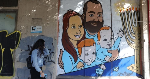 Rodzina Bibas na muralu w Tel Avivie
