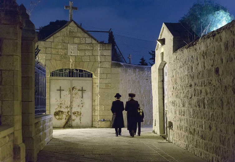 Jerozolima, ortodoksyjni Żydzi przechodzą obok opactwa benedyktynów  i bazyliki Zaśnięcia Najświętszej Maryi Panny. 