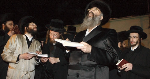 Chasydzi przy grobie cadyka Bidermanna w Lelowie.