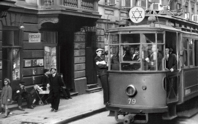 Z tramwaju z gwiazdą Dawida, jadącego przez getto w Warszawie, mogli korzystać wyłącznie Żydzi.