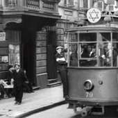 Z tramwaju z gwiazdą Dawida, jadącego przez getto w Warszawie, mogli korzystać wyłącznie Żydzi.