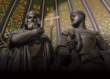 Król Bolesław I Chrobry  (z prawej) ze swoim ojcem,  księciem Mieszkiem I  – posągi ustawione w 1841 r.  w kaplicy królewskiej katedry  w Poznaniu.