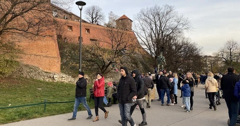 Tu smok (na drugim planie) zionie ogniem