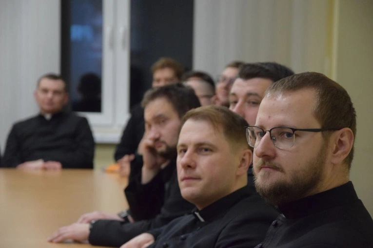 Ksiądz w sieci Sieci