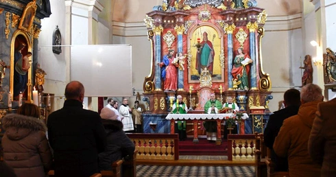 Wnętrze zabytkowej świątyni w Kotli odzyskało dawny blask