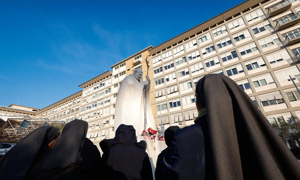 Świat niepokoi się i modli za papieża Franciszka