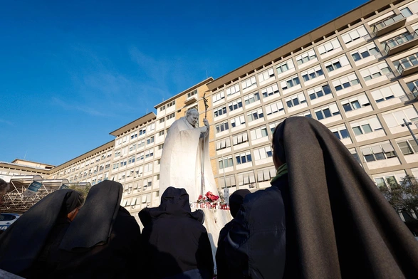 Świat niepokoi się i modli za papieża Franciszka