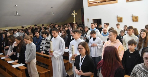 Pełna kaplica w Rokitnie na rekolekcjach w księdzem z osiedla