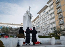 Papież korzystał w niedzielę z aparatów tlenowych. Trwają badania