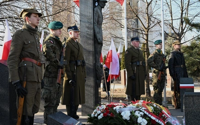 Stał bez lęku i patrzył na wprost