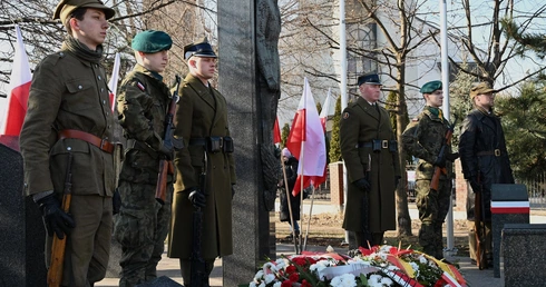 Stał bez lęku i patrzył na wprost