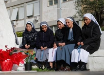O godz. 21 na placu św. Piotra różaniec w intencji Papieża