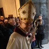 Abp Galbas zachęca do codziennej modlitwy za papieża o 21.00