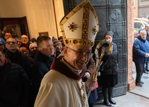 Abp Galbas zachęca do codziennej modlitwy za papieża o 21.00