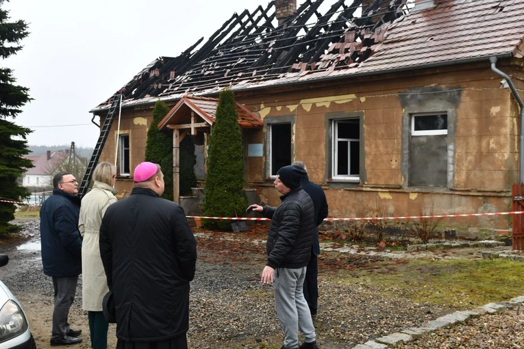 W nocy wybuchł pożar na plebanii w Gądkowie Wielkim