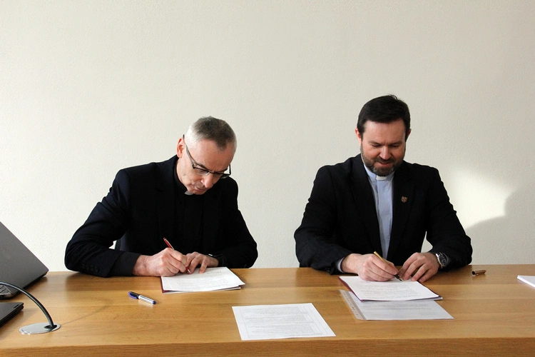 Nie ochrzczą dzieci, dopóki rodzice nie wezmą ślubu. "To niedopuszczalne"