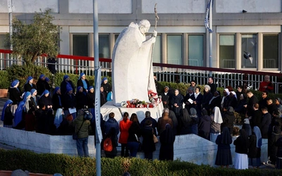 Wierni modlący się przed kliniką Gemelli o zdrowie dla papieża Franciszka.
