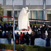 Wierni modlący się przed kliniką Gemelli o zdrowie dla papieża Franciszka.