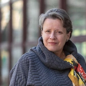Izabela Drobotowicz-Orkisz aktorka teatralna i filmowa, absolwentka PWST w Krakowie. Zagrała jedną z głównych ról w filmach „Dziewczęta z Nowolipek”  i „Rajska jabłoń”. Pracowała w teatrach Wybrzeże, Atelier i Bucleina. Od 2001 r. prowadzi autorski Teatr Hagiograf  im. św. Teresy z Lisieux, tworzy scenariusze i reżyseruje.