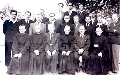 Rok 1947. Nauczyciele i absolwenci Społecznego Gimnazjum i Liceum ZNP w Gdyni-Orłowie. To właśnie z tej szkoły rekrutowała się większość członków konspiracyjnej organizacji Ruch Wyzwoleńczy Młodzieży Słowiańskiej.