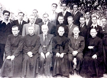 Rok 1947. Nauczyciele i absolwenci Społecznego Gimnazjum i Liceum ZNP w Gdyni-Orłowie. To właśnie z tej szkoły rekrutowała się większość członków konspiracyjnej organizacji Ruch Wyzwoleńczy Młodzieży Słowiańskiej.