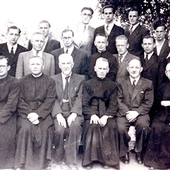 Rok 1947. Nauczyciele i absolwenci Społecznego Gimnazjum i Liceum ZNP w Gdyni-Orłowie. To właśnie z tej szkoły rekrutowała się większość członków konspiracyjnej organizacji Ruch Wyzwoleńczy Młodzieży Słowiańskiej.
