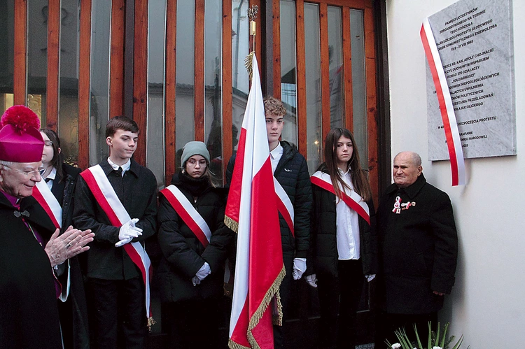 	W odsłonięciu tablicy wzięli udział m.in. uczestnicy protestu.