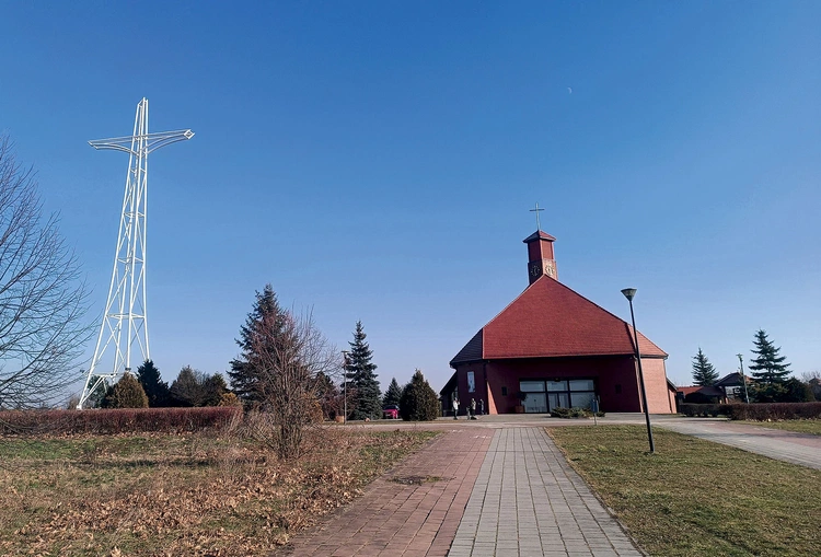 Świątynia znajduje się blisko centrum miasta,na os. Kopernik.