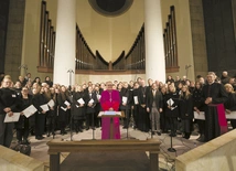 Chór stulecia z abp. Antoniem Guidem Filipazzim, nuncjuszem apostolskim w Polsce.