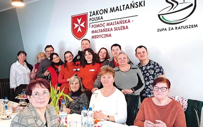 Wolontariusze i członkowie Zakonu Maltańskiego z seniorkami z Harcerskiej.